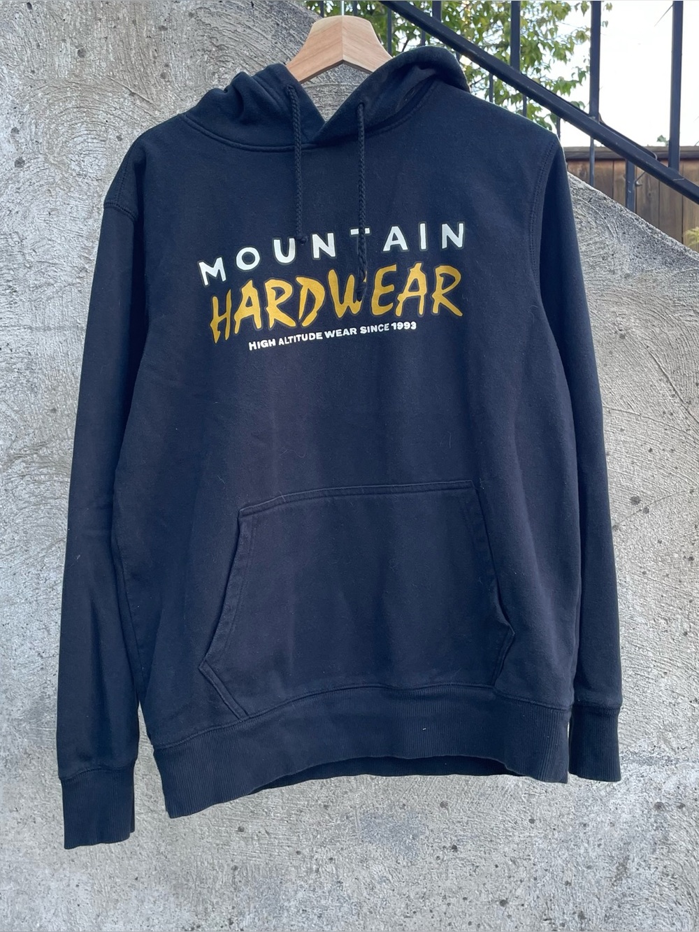 Mountain Hardwear spellout logo hoodie size men’s medium